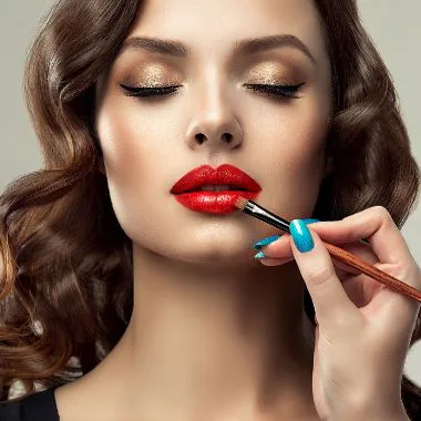 Jak vytvořit exkluzivní plesový make-up?